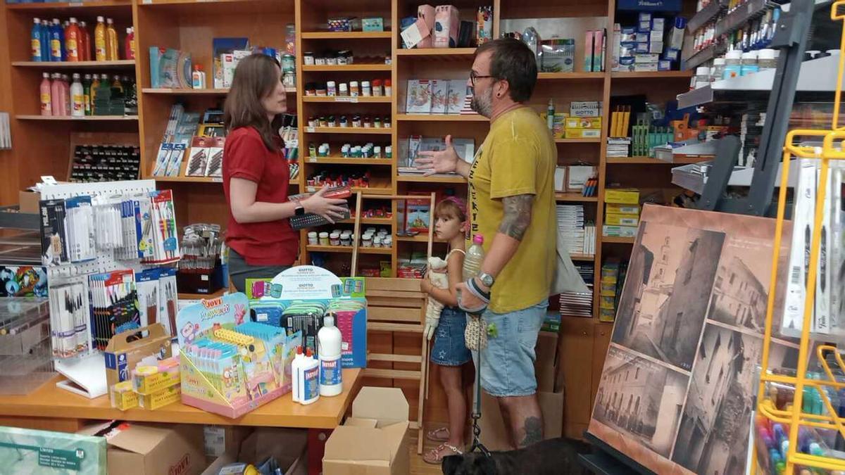 Una trabajadora de Mateco en Gandia atiende a un cliente