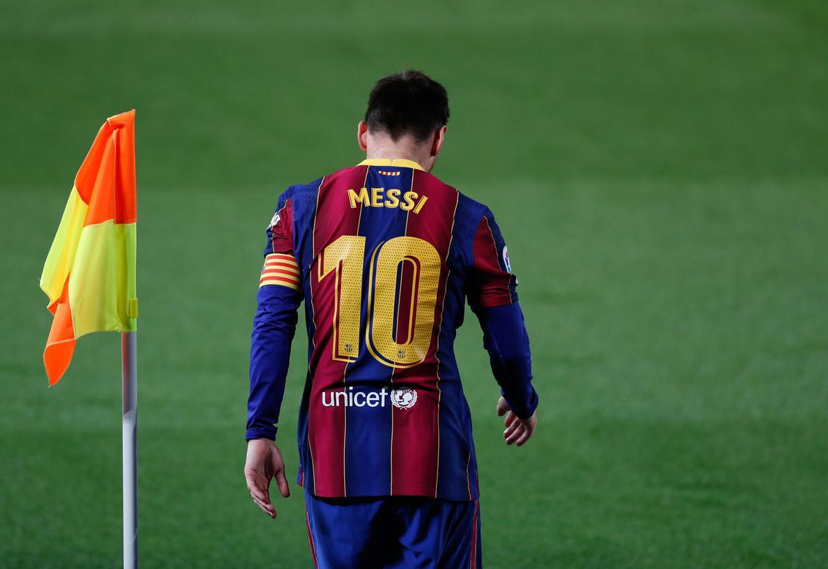 FC BARCELONA - HUESCA. FOTO: VALENTI ENRICH. leo messi. barça. liga españa 2020/2021 barça - huesca a puerta cerrada. decepcion 2020/2021 solo espaldas. camp nou