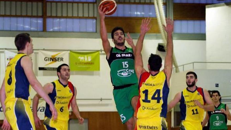 Acció ofensiva del Quart-Germans Cruz en el partit davant el BC MoraBanc Andorra B.