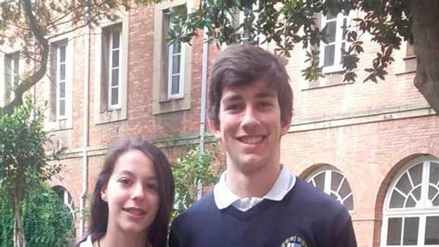 Los becados Laura Hevia y Carlos Valdeón, ayer, en el patio de la Virgen del colegio Inmaculada.