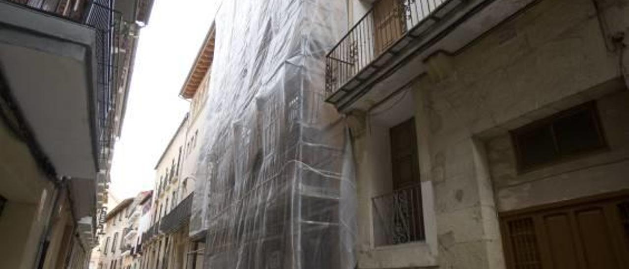 Andamio instalado para reparar la fachada de una casa-palacio propiedad del banco en Corretgeria.
