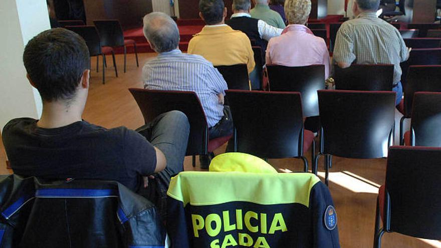 Pleno en el que la oposición votó en contra, por segunda vez, de la reclasificación de la policía. / c. pardellas