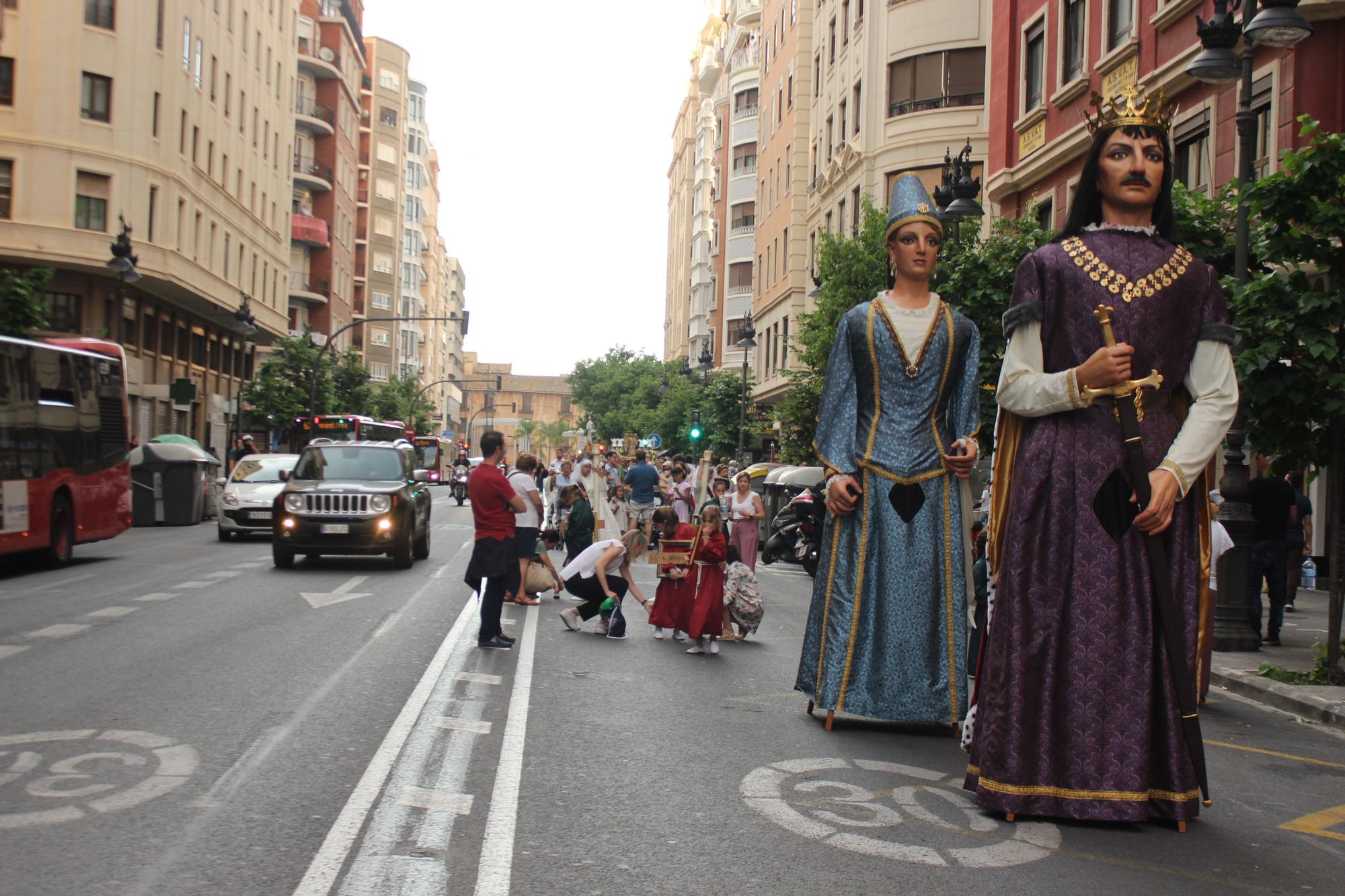 La calle San Vicente acoge la procesión "dels Xiquets" con tres generaciones falleras