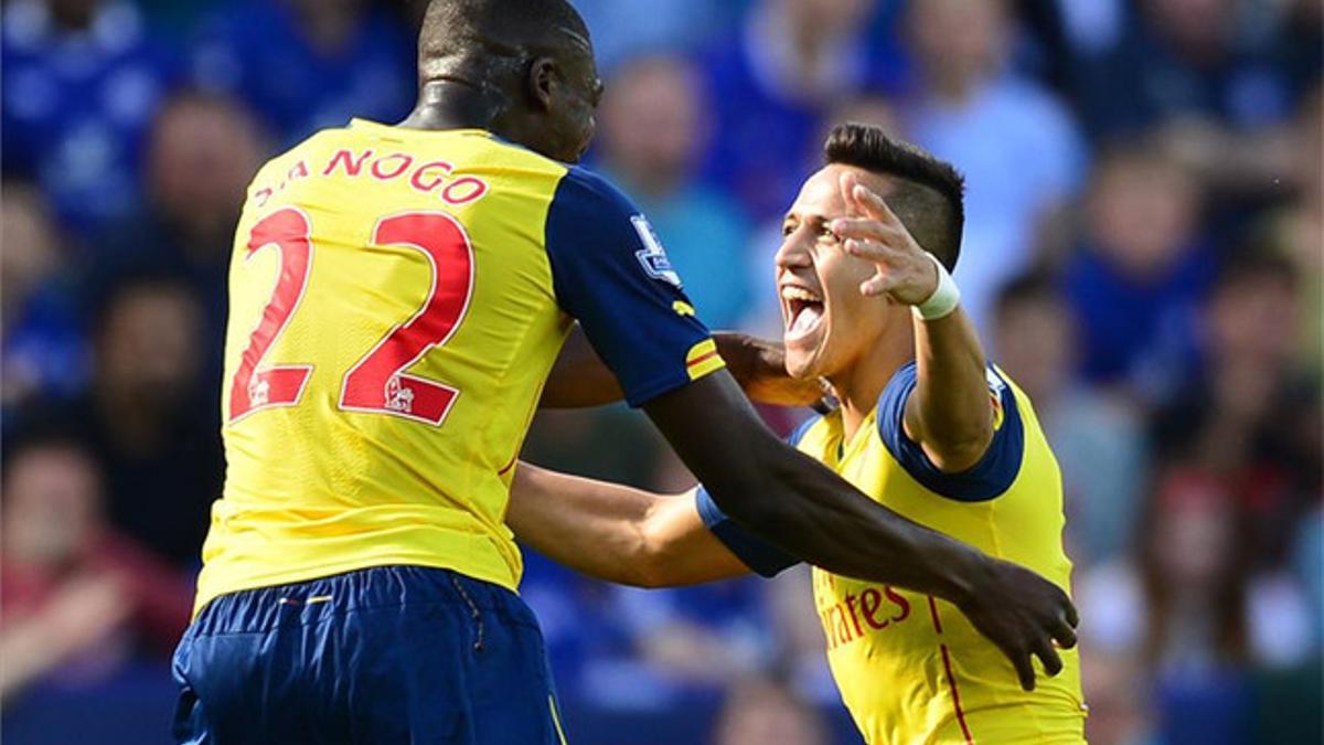 Alexis celebra el gol junto a Sanogo