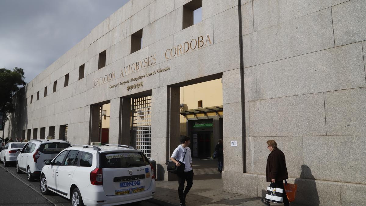 Parada de taxis junto a la entrada a la estación de autobuses de Córdoba.