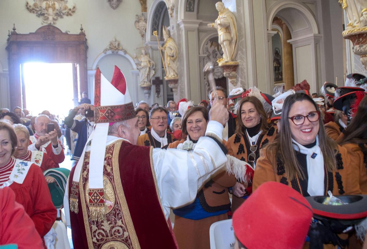 El arzobispo bendeciendo a las &quot;filaes&quot; de Moros i Cristians.