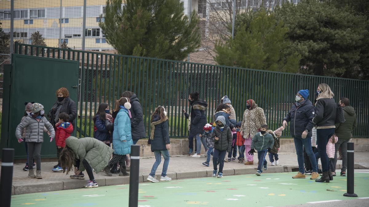 Nens a la sortida d&#039;un centre escolar