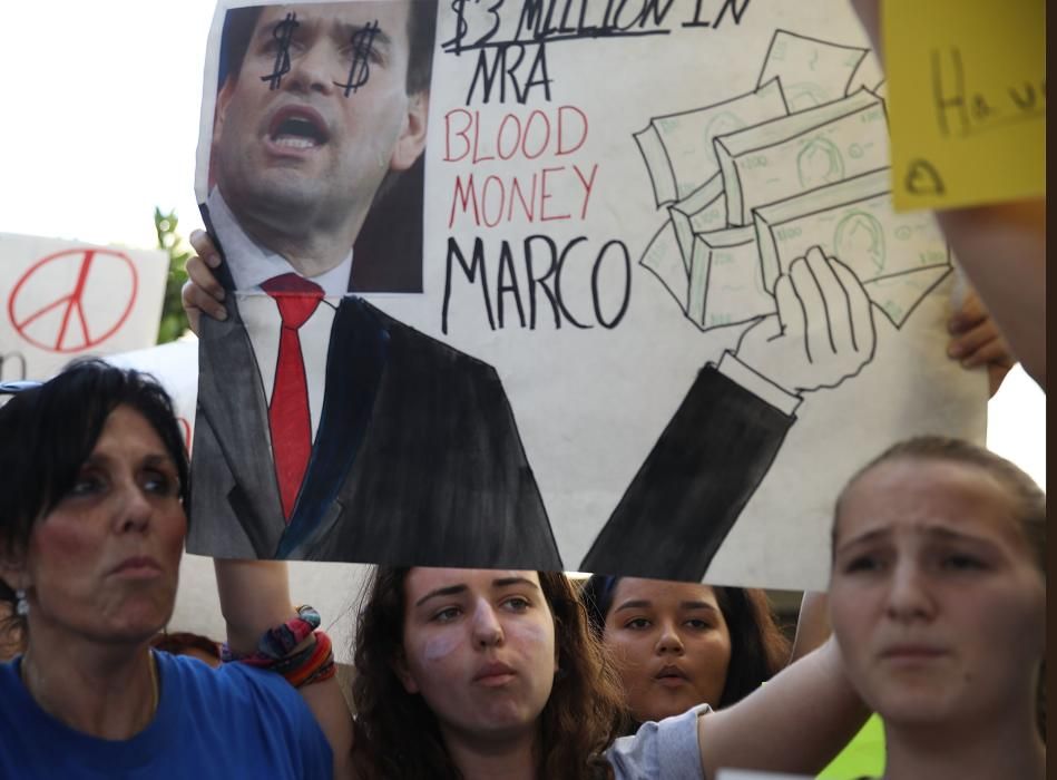 Alumnos de Parkland recuerdan a las víctimas de la masacre y claman contra Trump