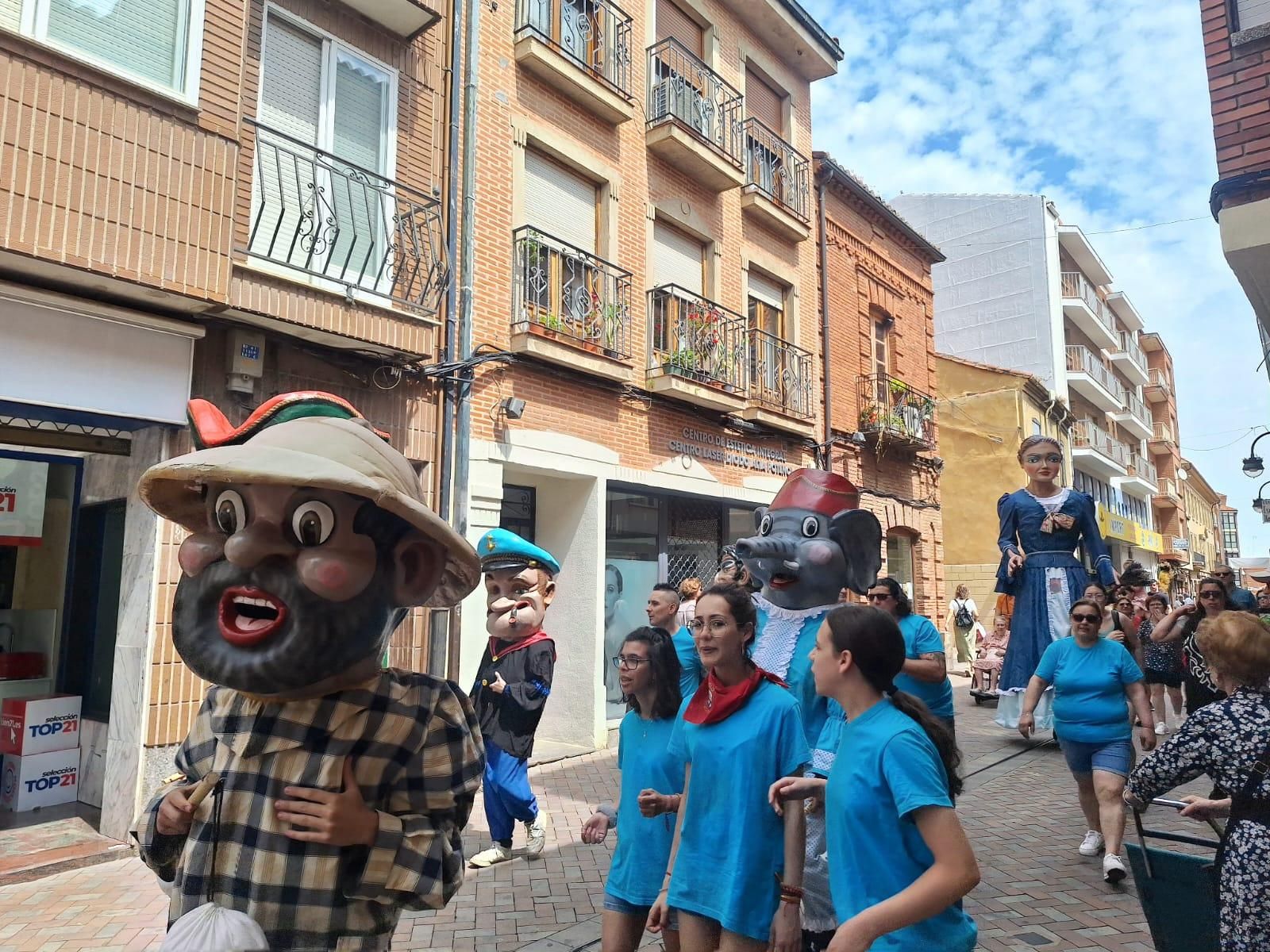 GALERÍA | Pasacalles de gigantes y cabezudos