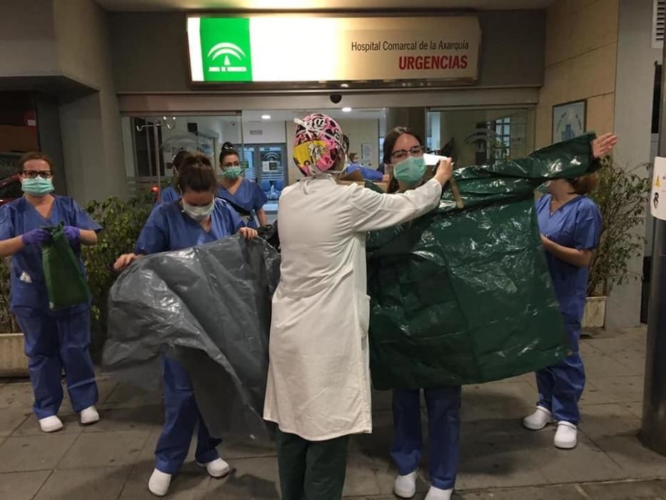 Periana. Un grupo de vecinos hace entrega de material, como mascarillas y batas de elaboración artesanal, a la plantilla del Hospital de la Axarquía. La ayuda ciudadana ha permitido compensar la falta de recursos para luchar contra el coronavirus.