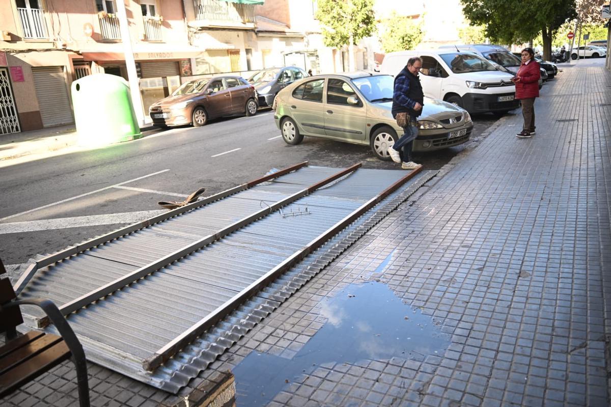 Chapa metálica caída desde un tejado en la calle Tomás y Valiente