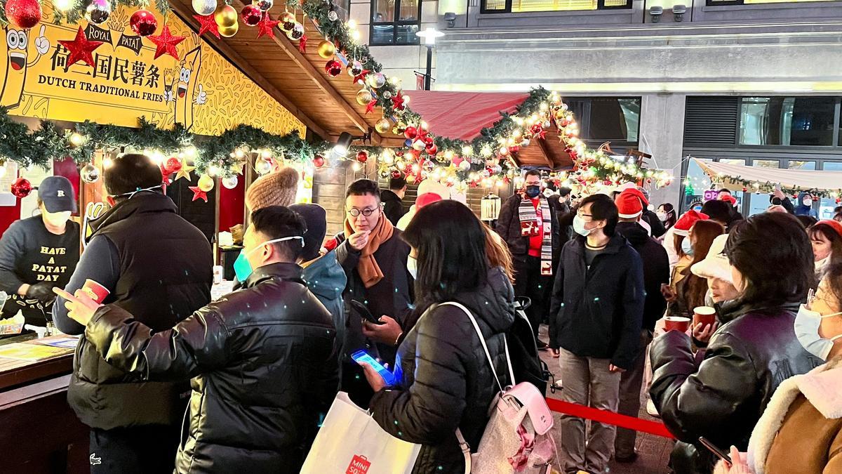 Ciudadanos de Shanghái visitan un mercadillo navideño, el pasado 24 de diciembre.