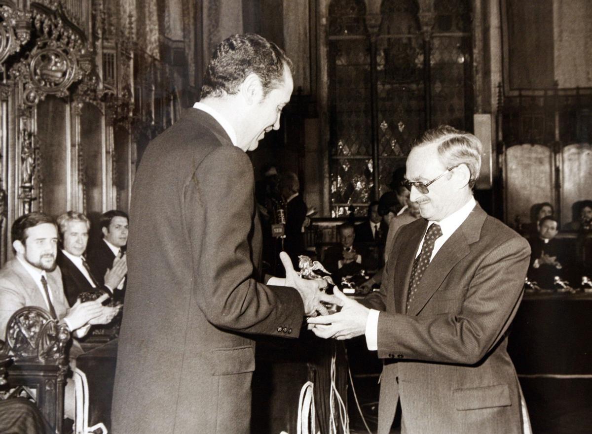 El locutor malagueño recibe en 1979 el Premio Ondas de manos del director general de la Cadena Ser, Eugenio Galdón.