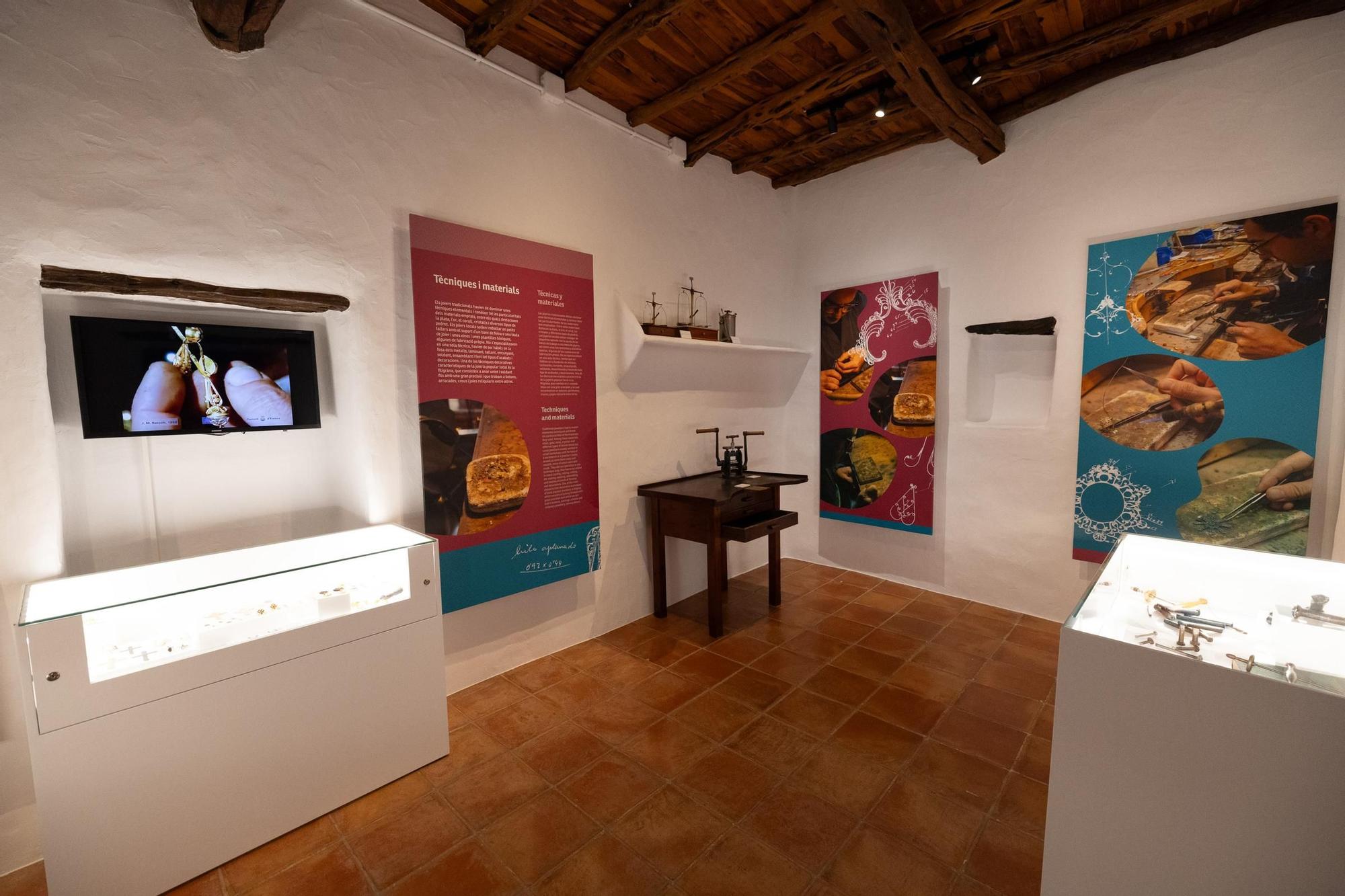 Exposición de joyas en el museo etnológico Can Ros de Santa Eulària