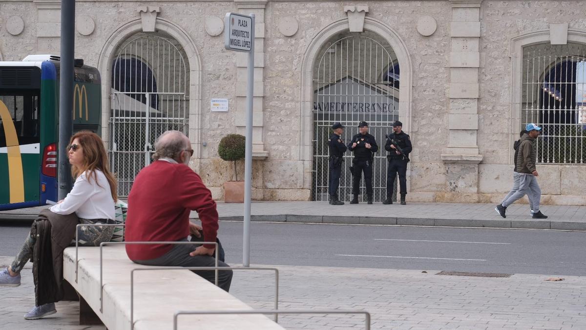 Gran presencia policial y decenas de curiosos en Casa Mediterráneo por la cumbre europea que se celebra en Alicante