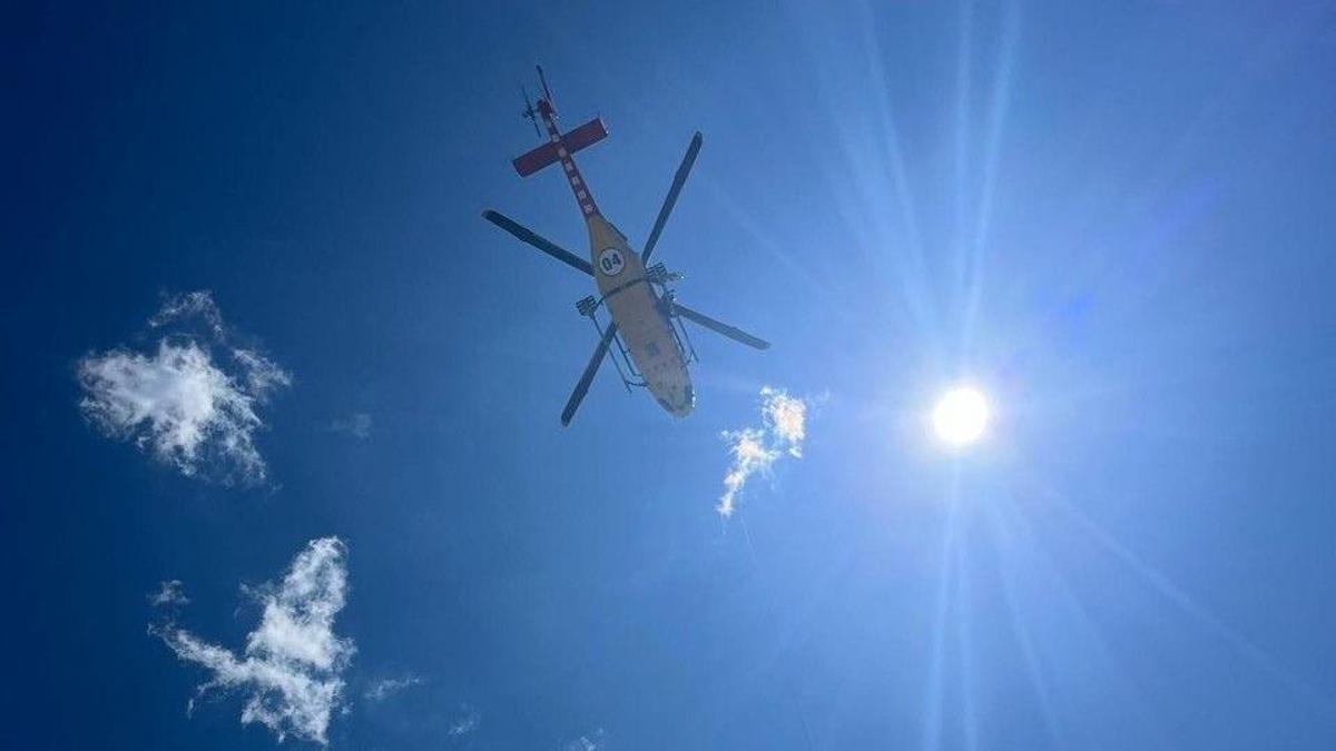 L'indisposat sent evacuat amb la llitera de l'helicòpter