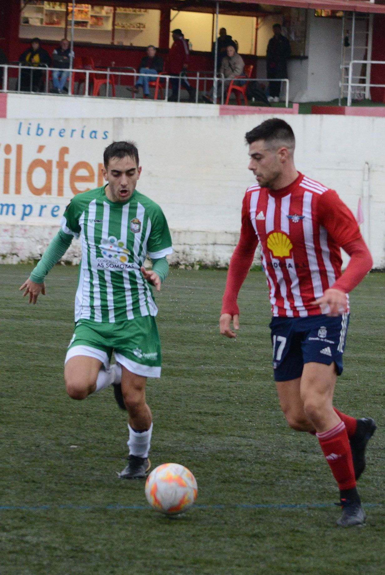 Pablo Salgueiro en una acción del duelo del Alondras ante el Somozas, que finalizó con empate a un gol.