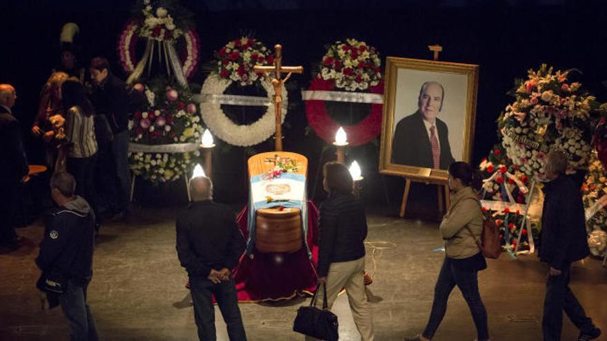 Multitudinaria despedida a Chiquito de la Calzada