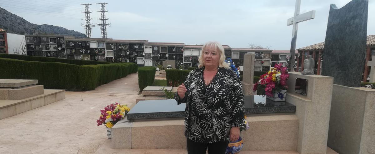 La alcaldesa, Araceli De Moya, destaca la amplia cultural de esta jornada tradicional, destinada a recordar a los difuntos, en la que el cementerio amplía su horario de visita.
