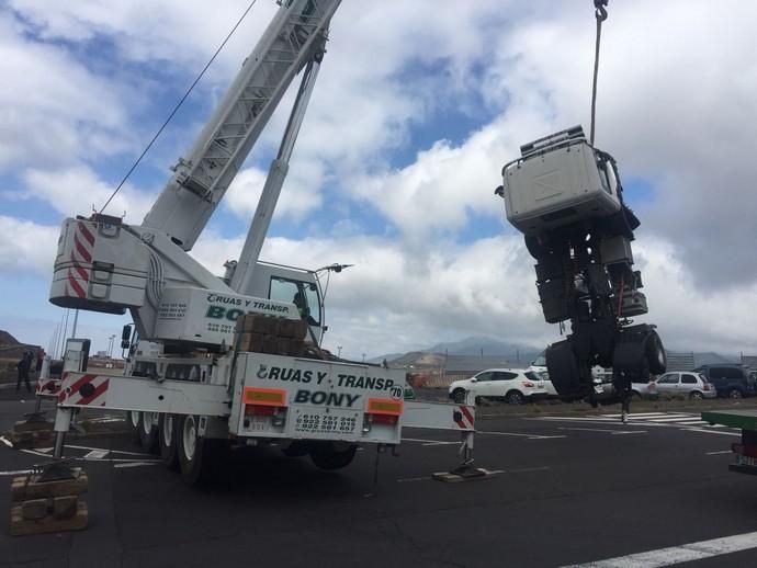 Aparatoso vuelco de un camión en Los Majuelos