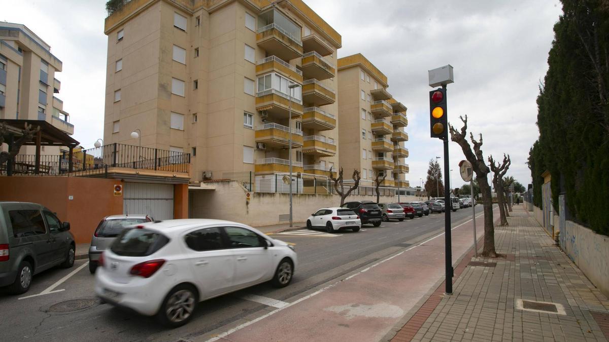 Semáforo foto-rojo instalado en una calle de Canet.