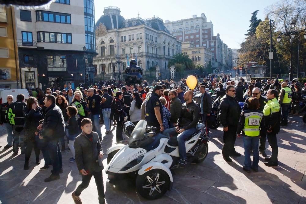 Concentración en recuerdo de las víctimas en accidentes de tráfico en Oviedo