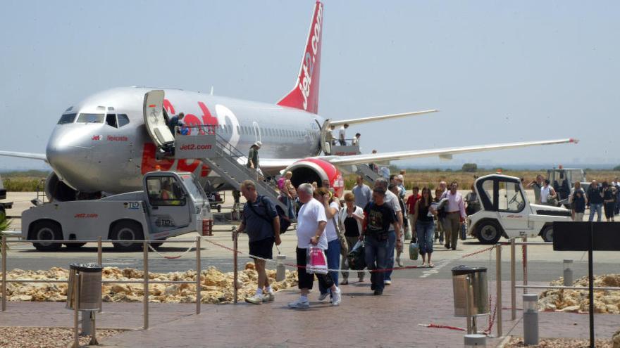 Un avión de la aerolínea Jet2.com en el aeropuerto de San Javier