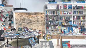 Interior de la librería De Bat a Bat Llibres, en Calaceite (Teruel)