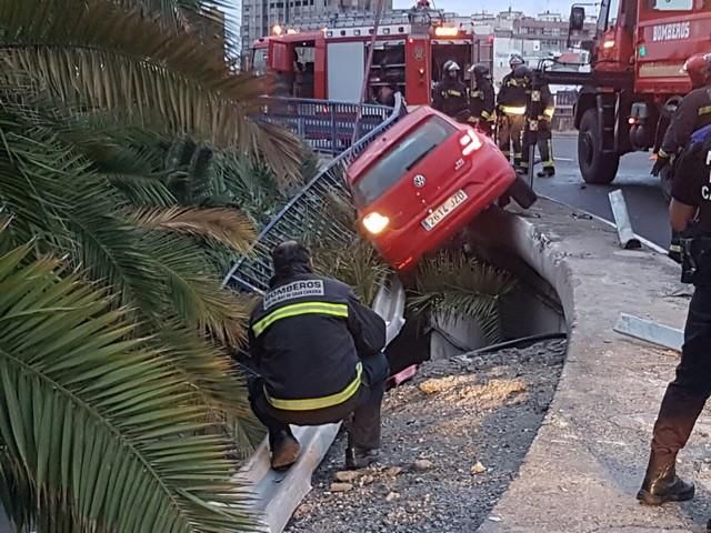 Un vehículo se sale de la carretera