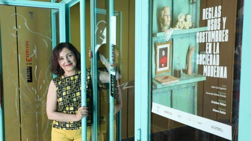 Cristina Yáñez en la puerta del Teatro de la Estación.