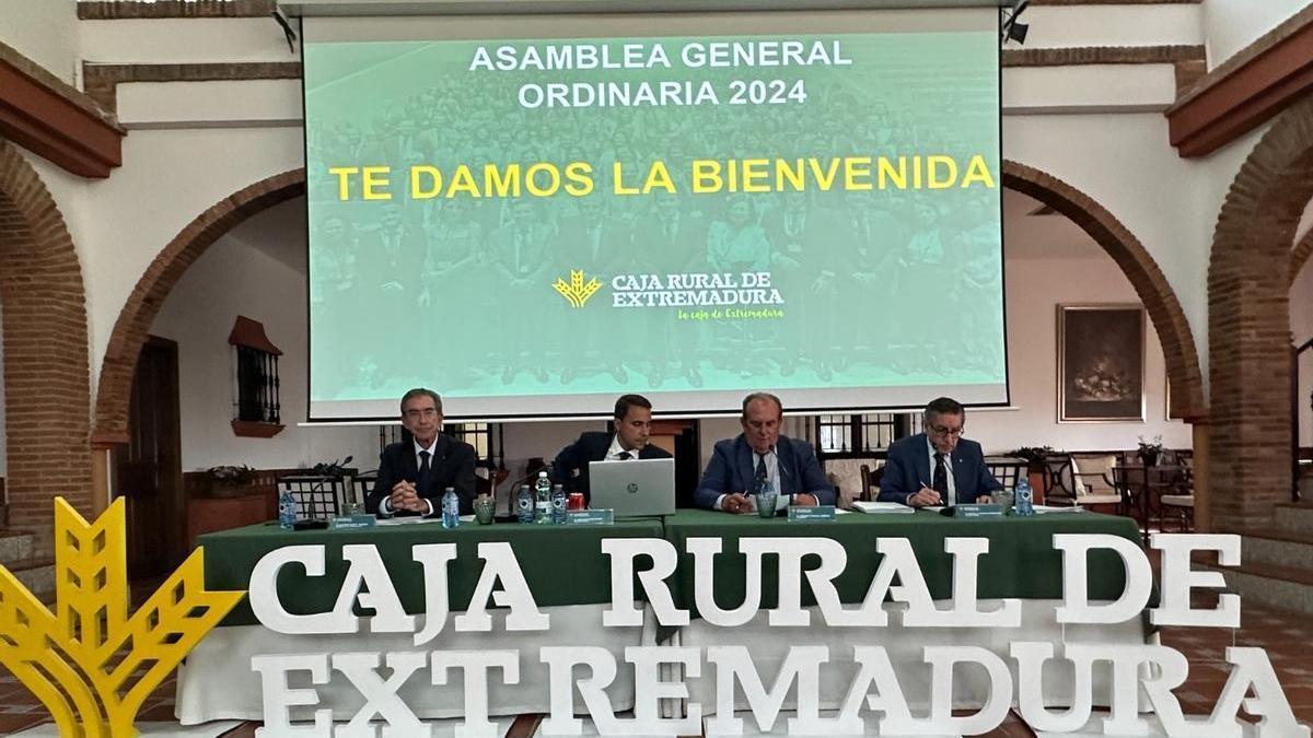 Mesa presidencial de la Asamblea General Ordinaria de Caja Rural de Extremadura.