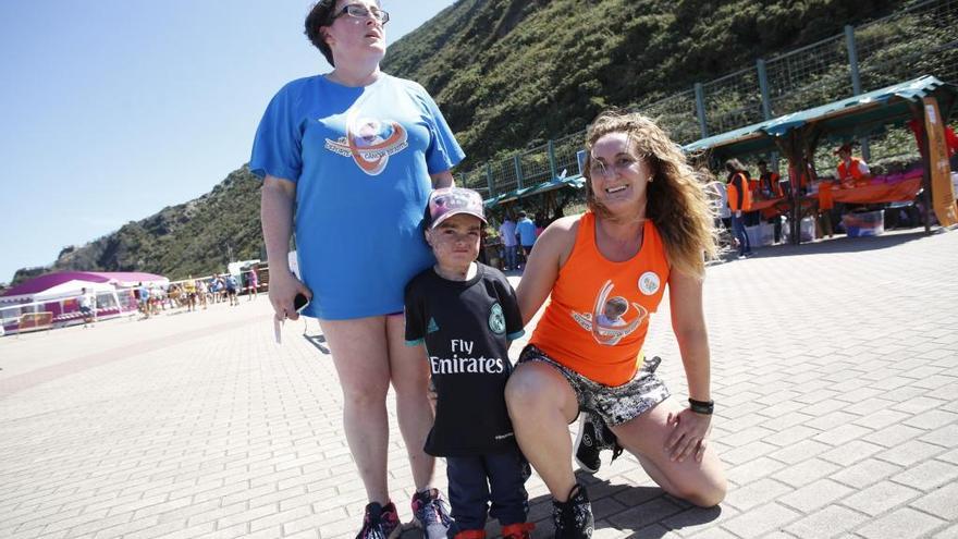 El pequeño Manu Barrera, junto a su madre Jessica y su tía Rosa Isabel González.