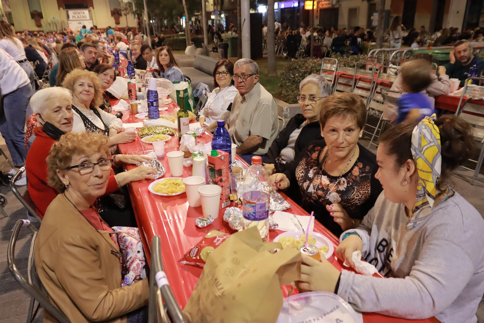Búscate entre los comensales de la cena de 'pa i porta' en Almassora