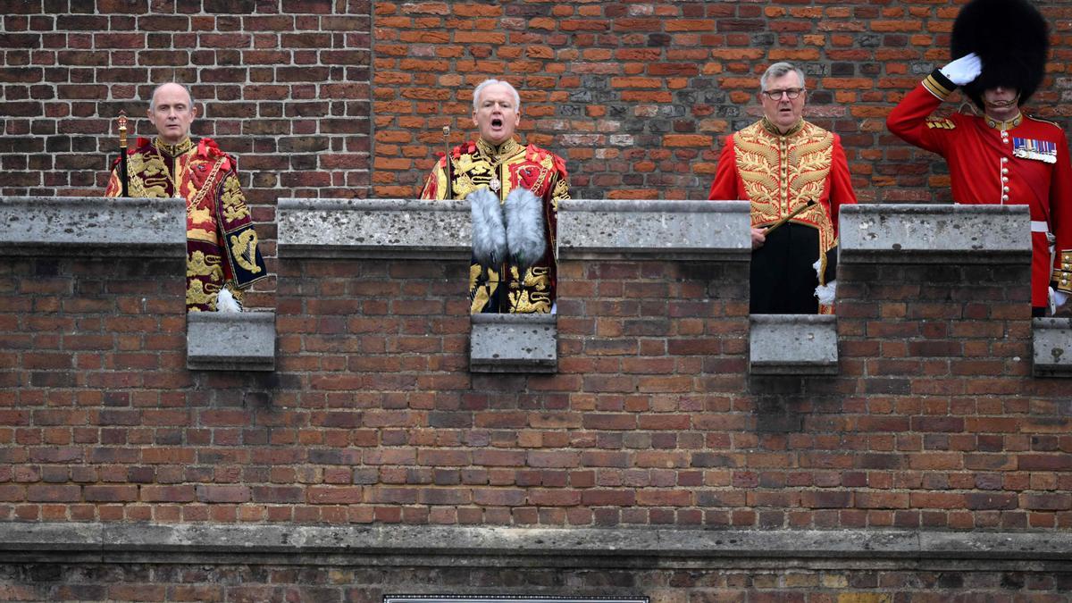 Garter Principle King of Arms, David Vines White (segundo por la izquierda), entona el 'God Save The King' después de leer la proclamación como rey de Carlos III de Inglaterra.