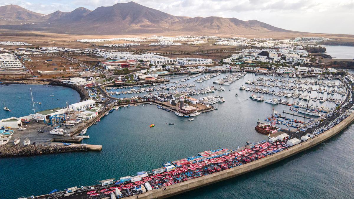 Panorámica del puerto deportivo Marina Rubicón, en Playa Blanca (Yaiza).