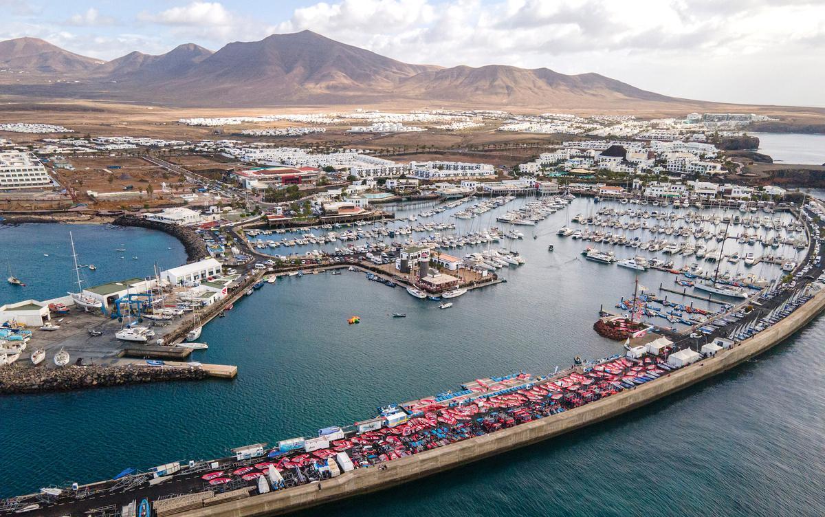 Panorámica del puerto deportivo Marina Rubicón, en Playa Blanca (Yaiza).