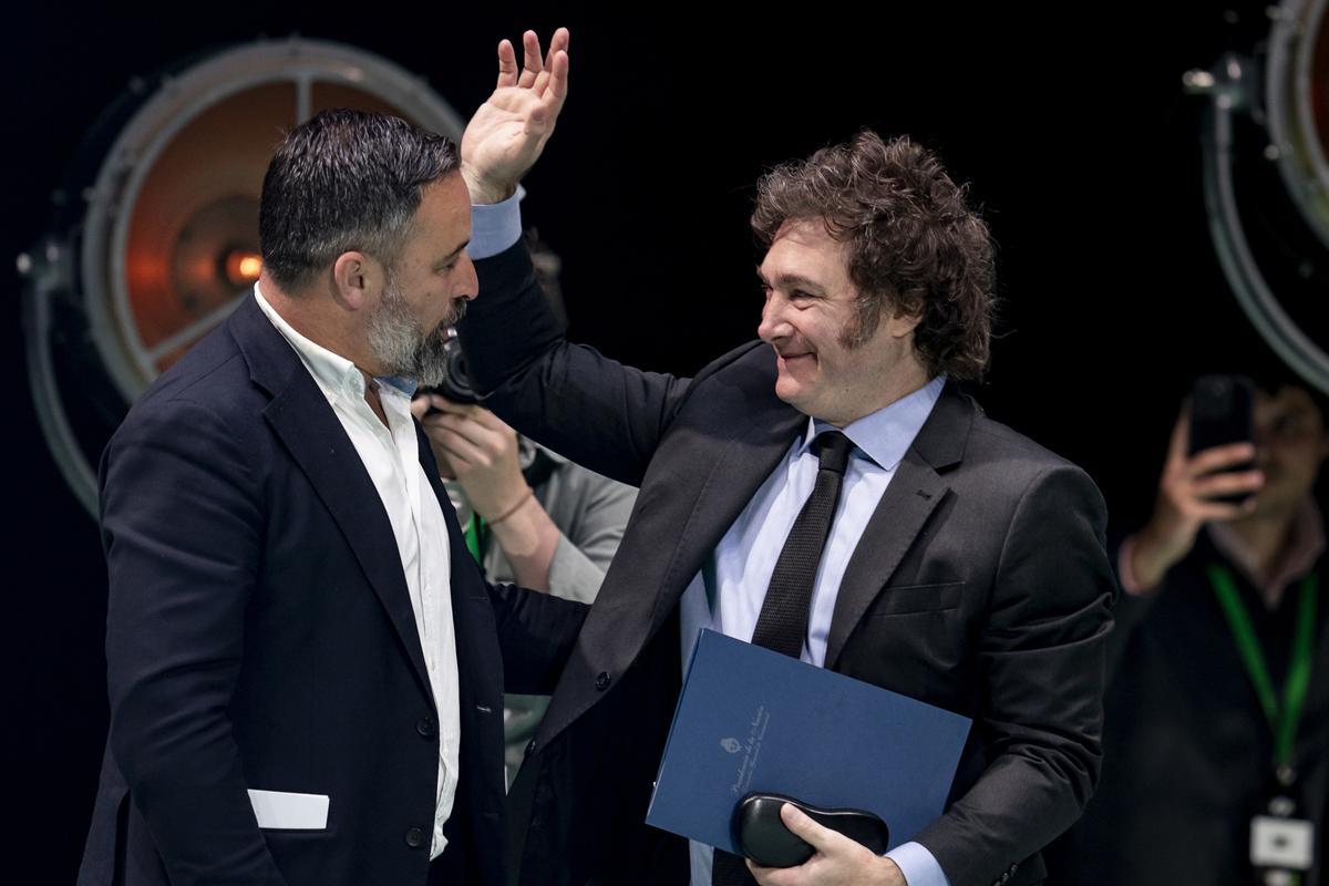 El líder de VOX, Santiago Abascal (i), y el presidente de Argentina, Javier Milei (d), durante el acto ‘Viva 24’ de VOX, en el Palacio de Vistalegre, a 19 de mayo de 2024, en Madrid (España).