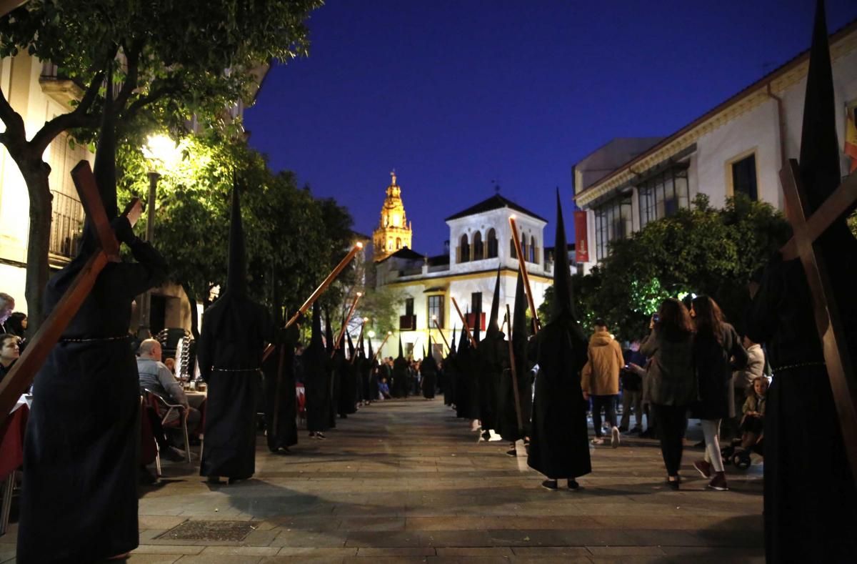 El Vía Crucis enseña el recogimiento de la Semana Santa cordobesa