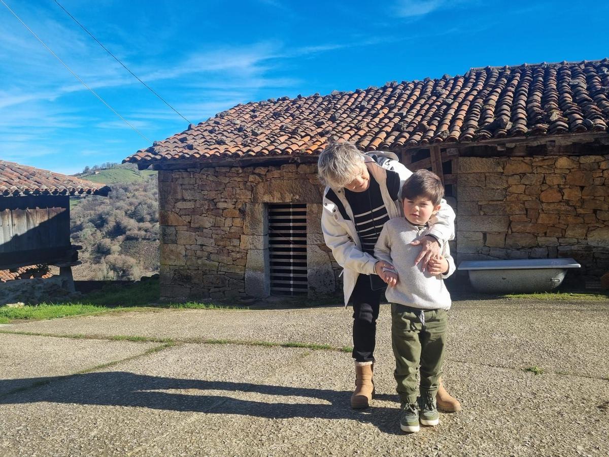 Aníbal, con su abuela Mercedes Arias.