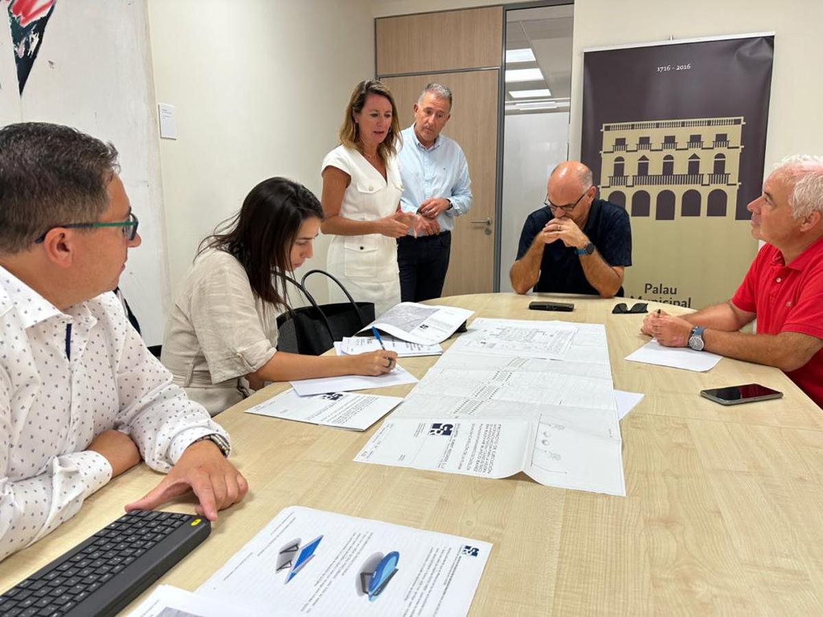 Reunión con vecinos por las obras de remodelación de la avenida Blasco Ibáñez.