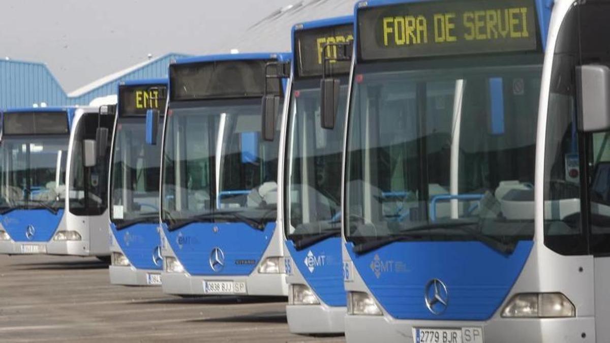 Autobuses de la EMT en las cocheras de Palma.
