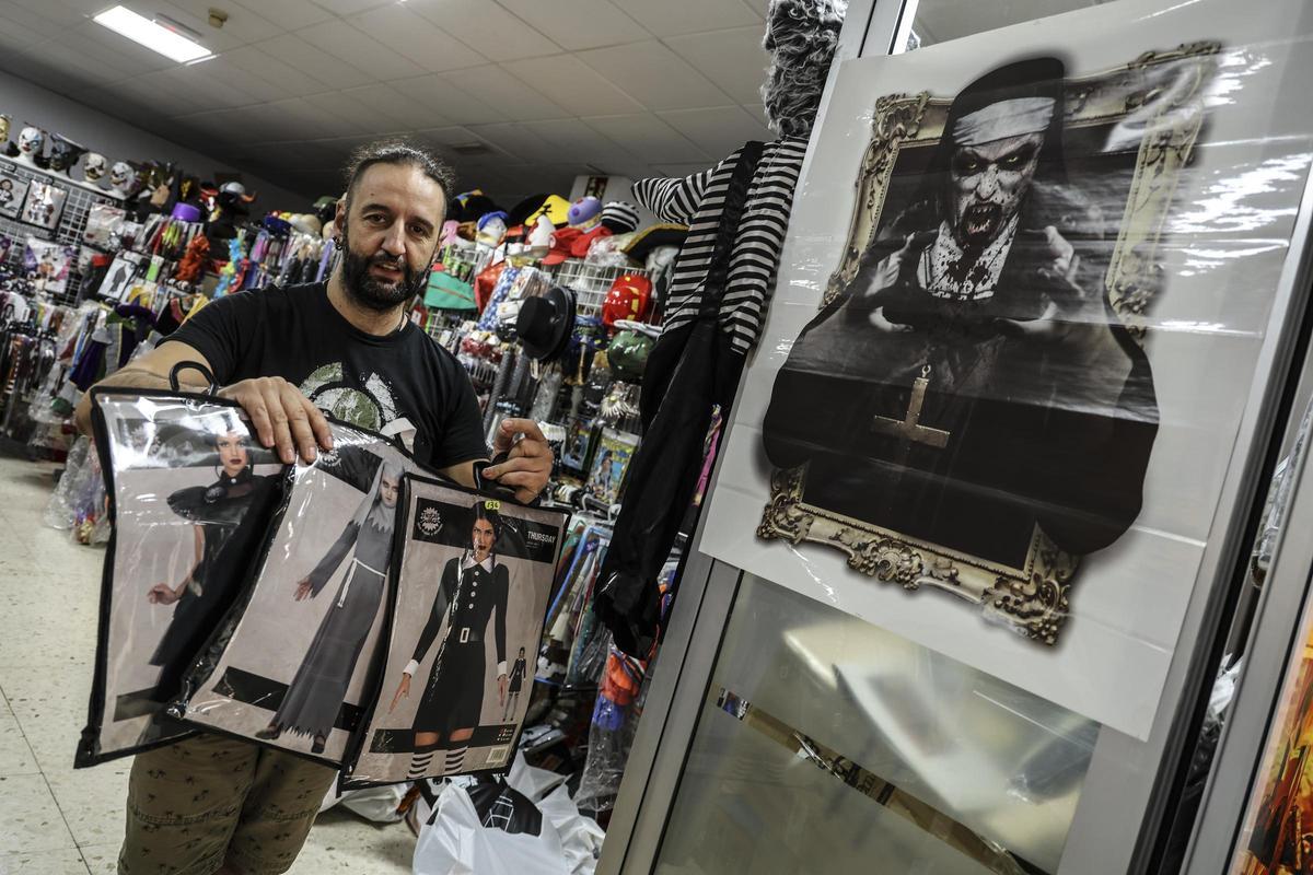 Abraham Navarro muestra varios disfraces en su tienda de la calle Roselló.