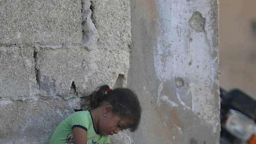 Una niña siria juega entre ruinas en Morek, en la provincia de Hama, limítrofe con Idleb, el último gran feudo de los rebeldes.