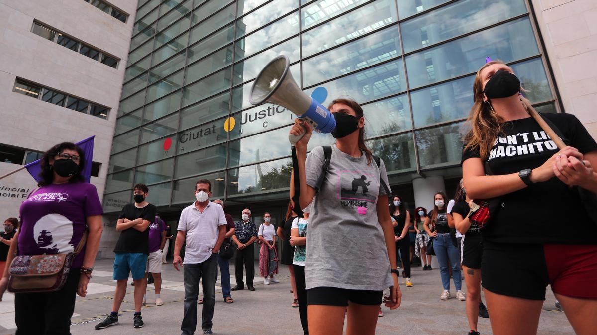 Concentración feminista a las puertas de la Ciudad de la Justicia de València condenado todo acto de violencia contra las mujeres.