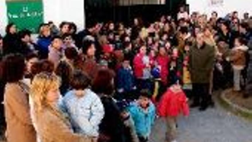 Unos 200 padres y niños del centro Señora de Bótoa se echan a la calle