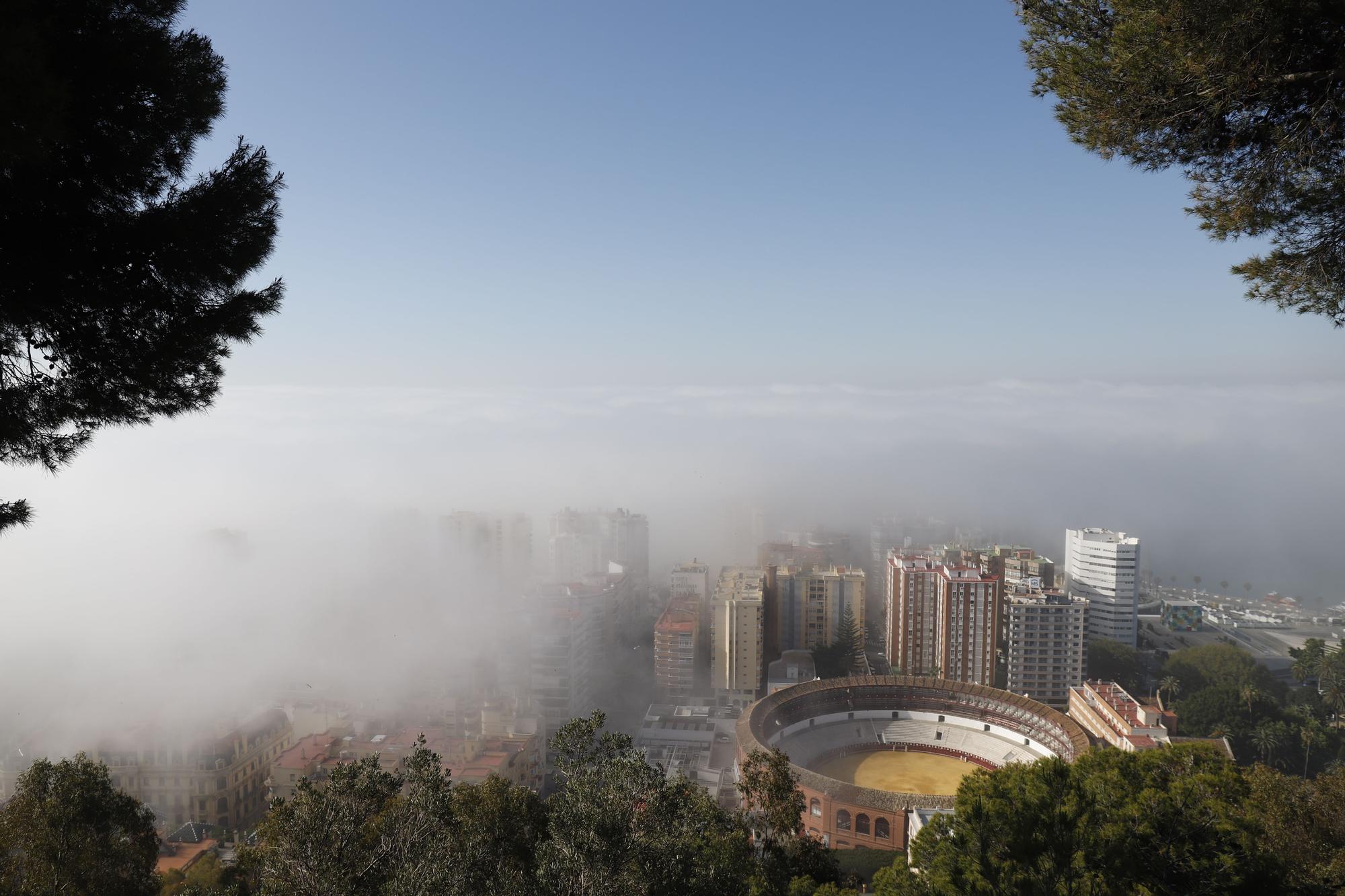 Málaga amanece invadida por la bruma