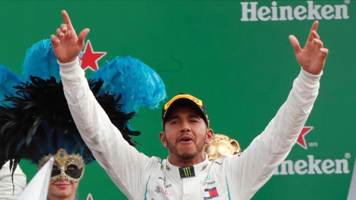 Lewis Hamilton celebra la victoria en casa de Ferrari.