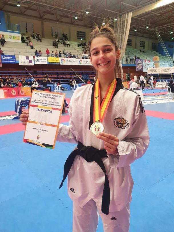 Cloe Iglesias con la medalla nacional.