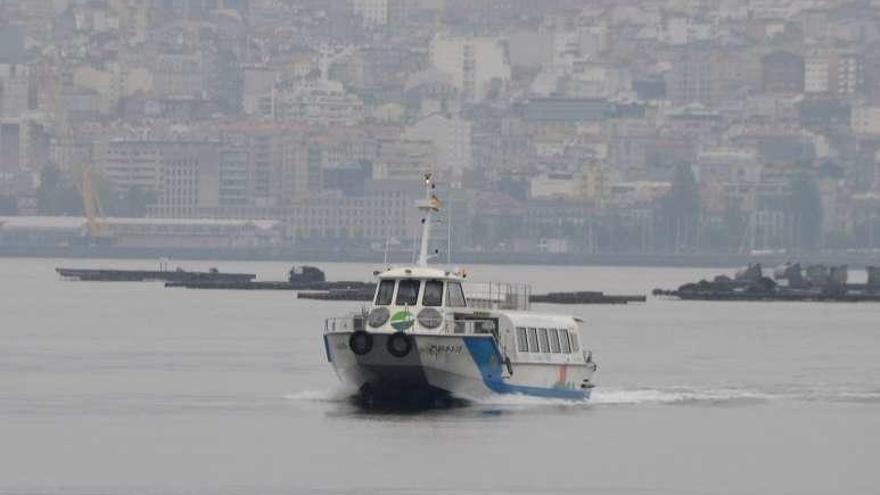 Uno de los barcos que cubres la ruta entre Vigo y Moaña. // G.N.