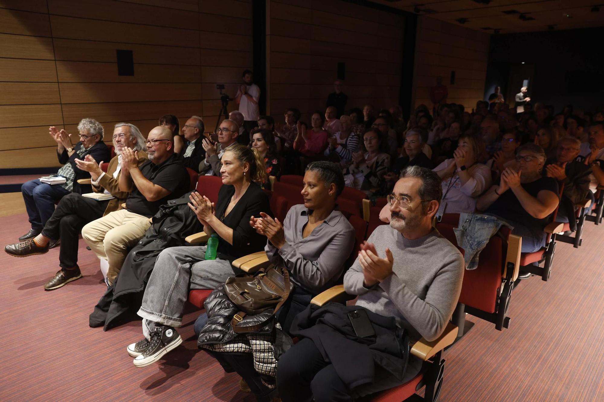 EN IMÁGENES: Así se vivió el homenaje al poeta y escritor asturiano, Xuan Bello, en la Casa de la Cultura de Avilés.